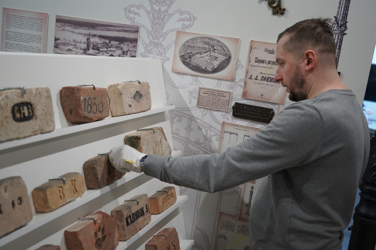 Сергій Щур показує експозицію цегли в Городку