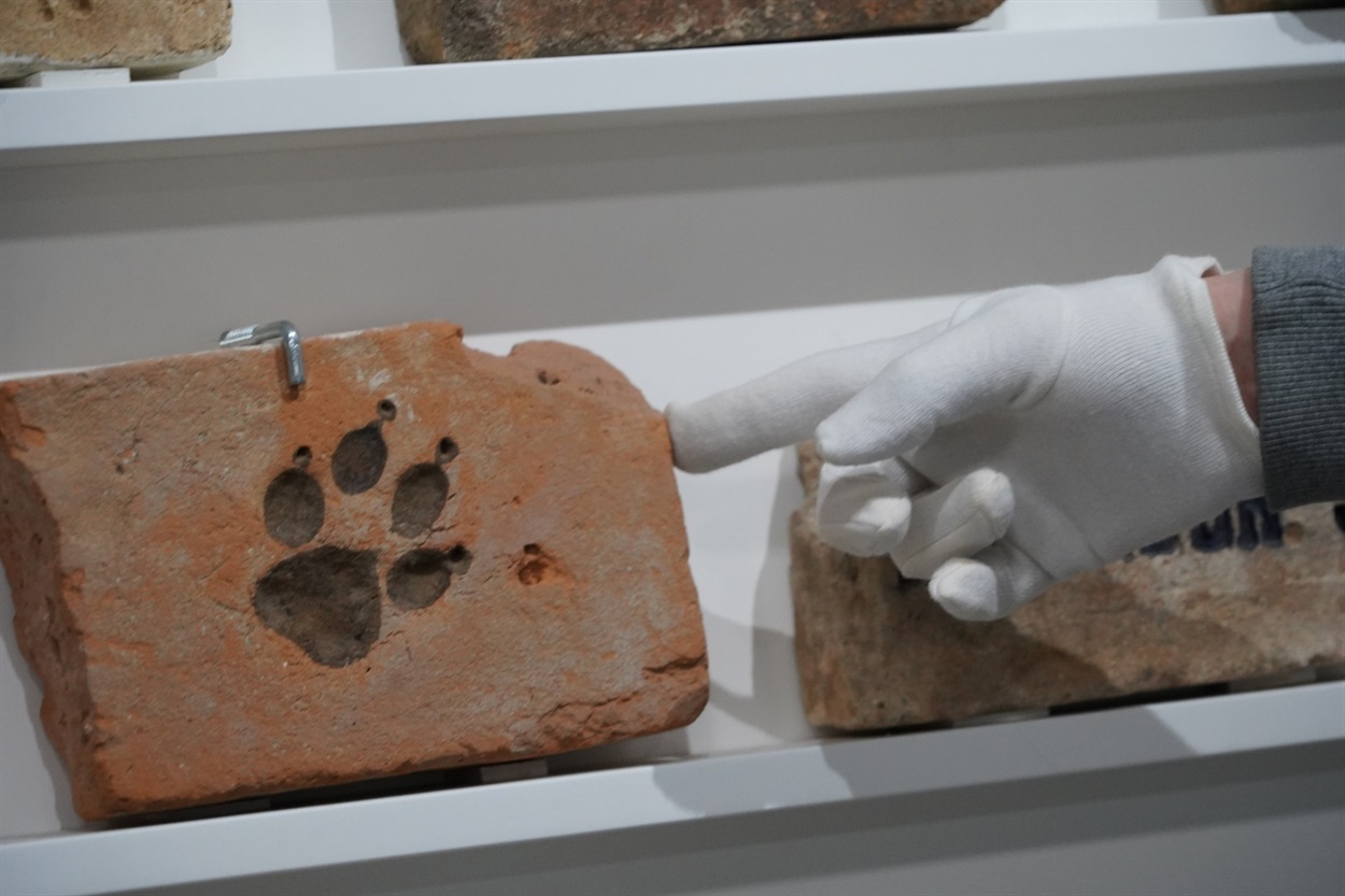 Є випадкові відтиски на цеглі