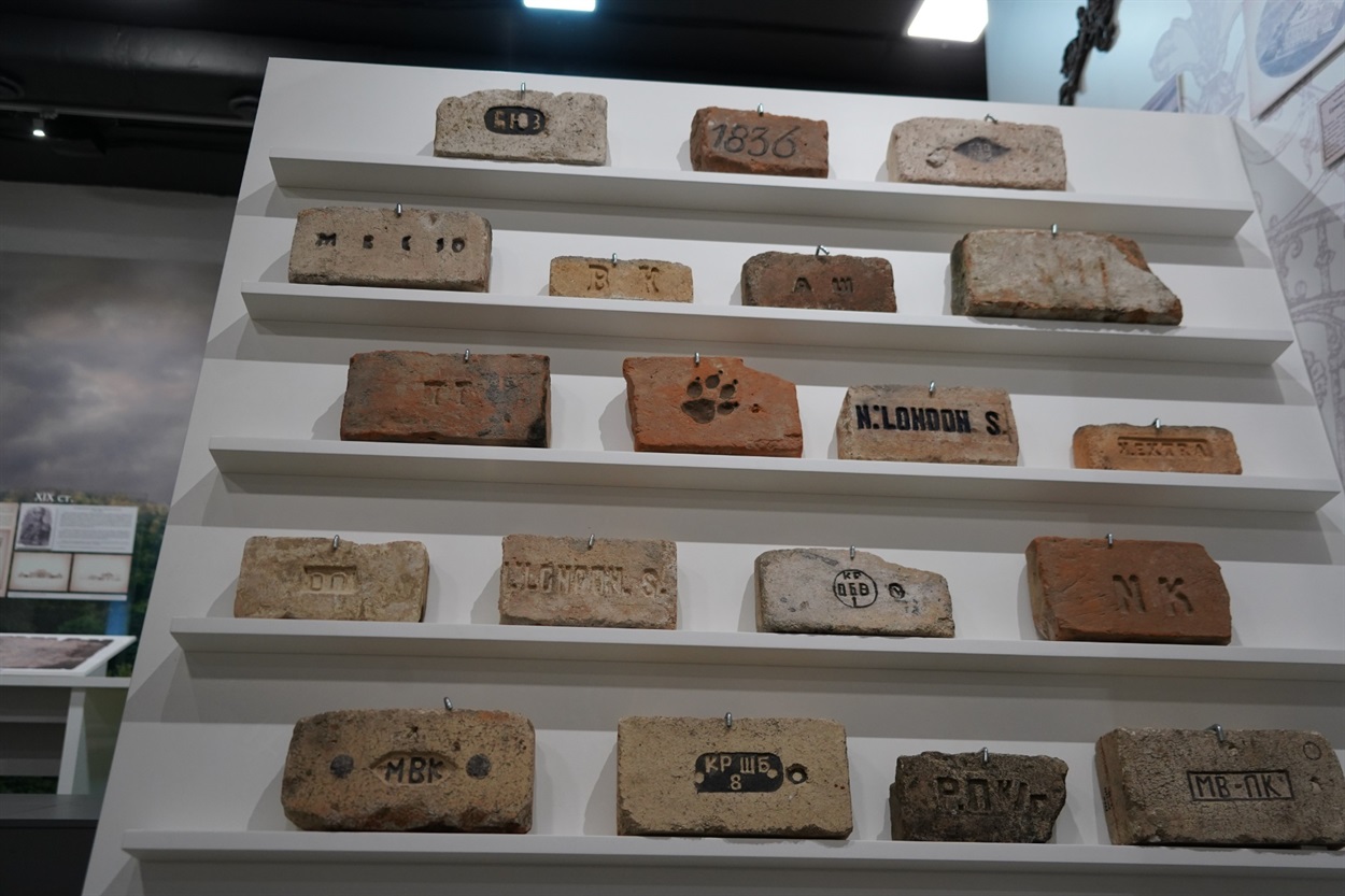 Експозиція цегли в Городоцькому музеї