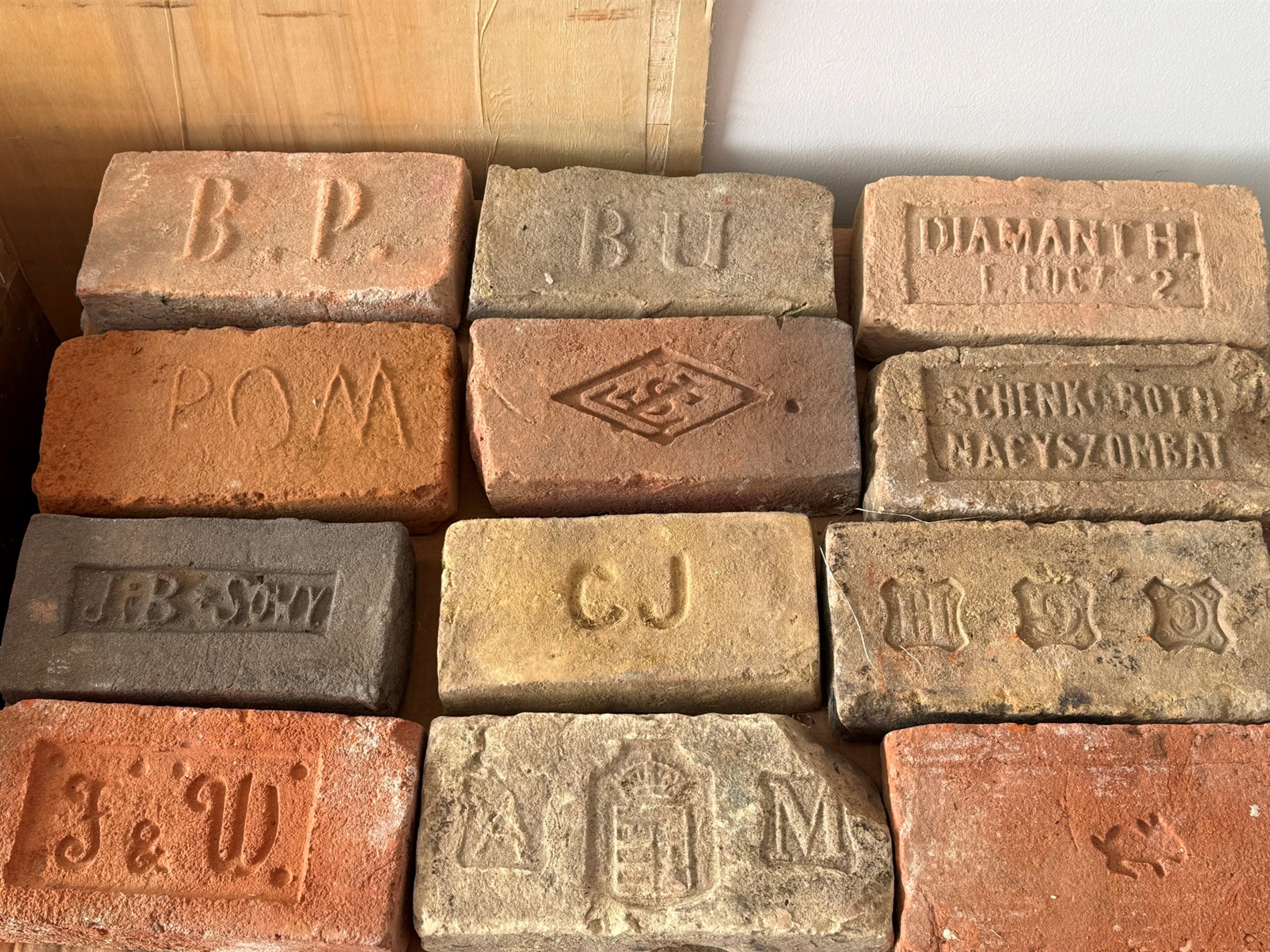 «Це все — шматки історії, яку треба зберегти»: тисяча цеглин колекціонера зі Львова