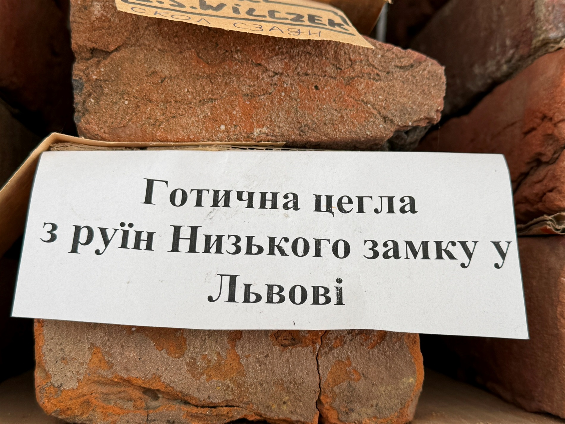 «Це все — шматки історії, яку треба зберегти»: тисяча цеглин колекціонера зі Львова