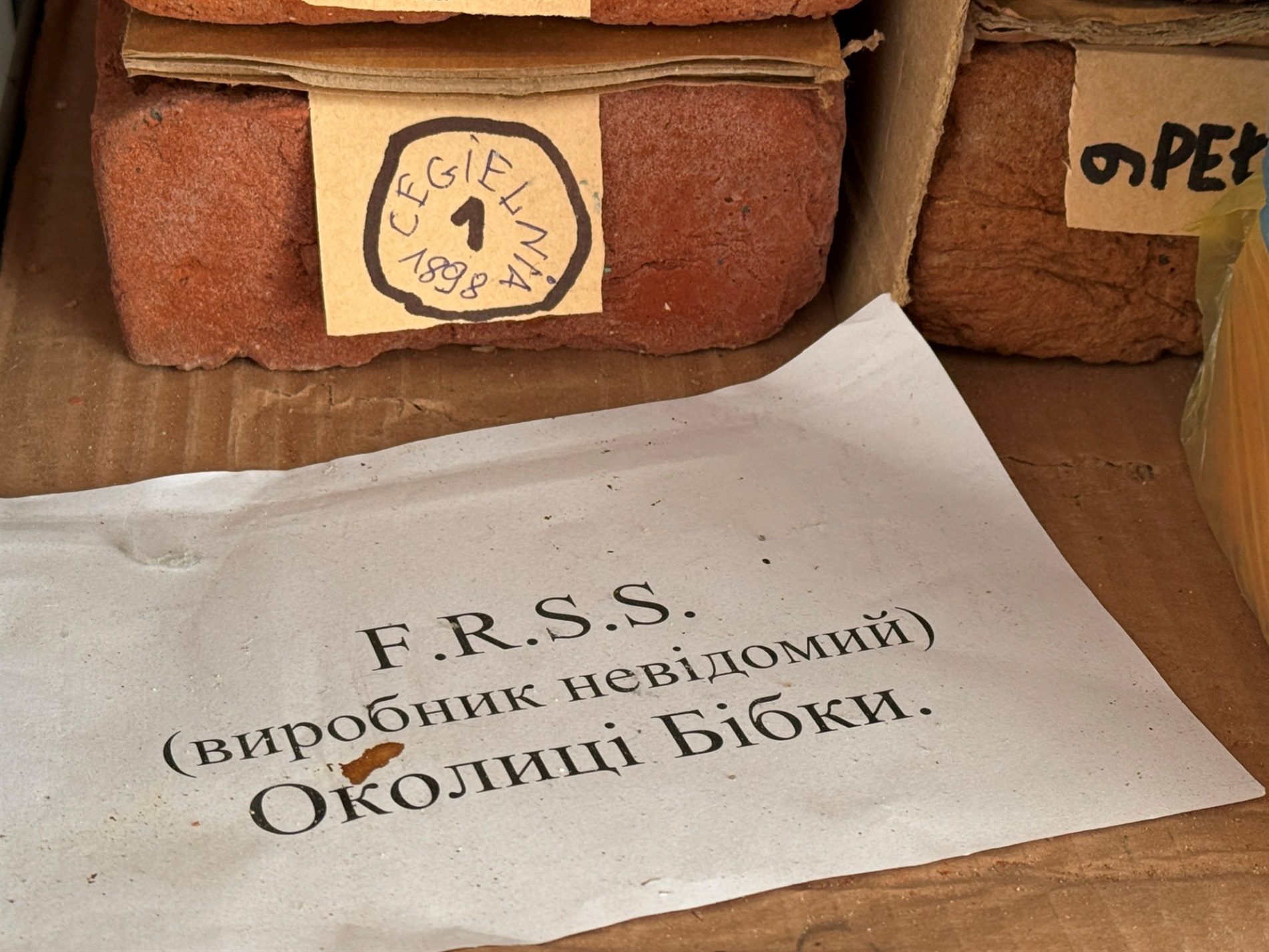 «Це все — шматки історії, яку треба зберегти»: тисяча цеглин колекціонера зі Львова