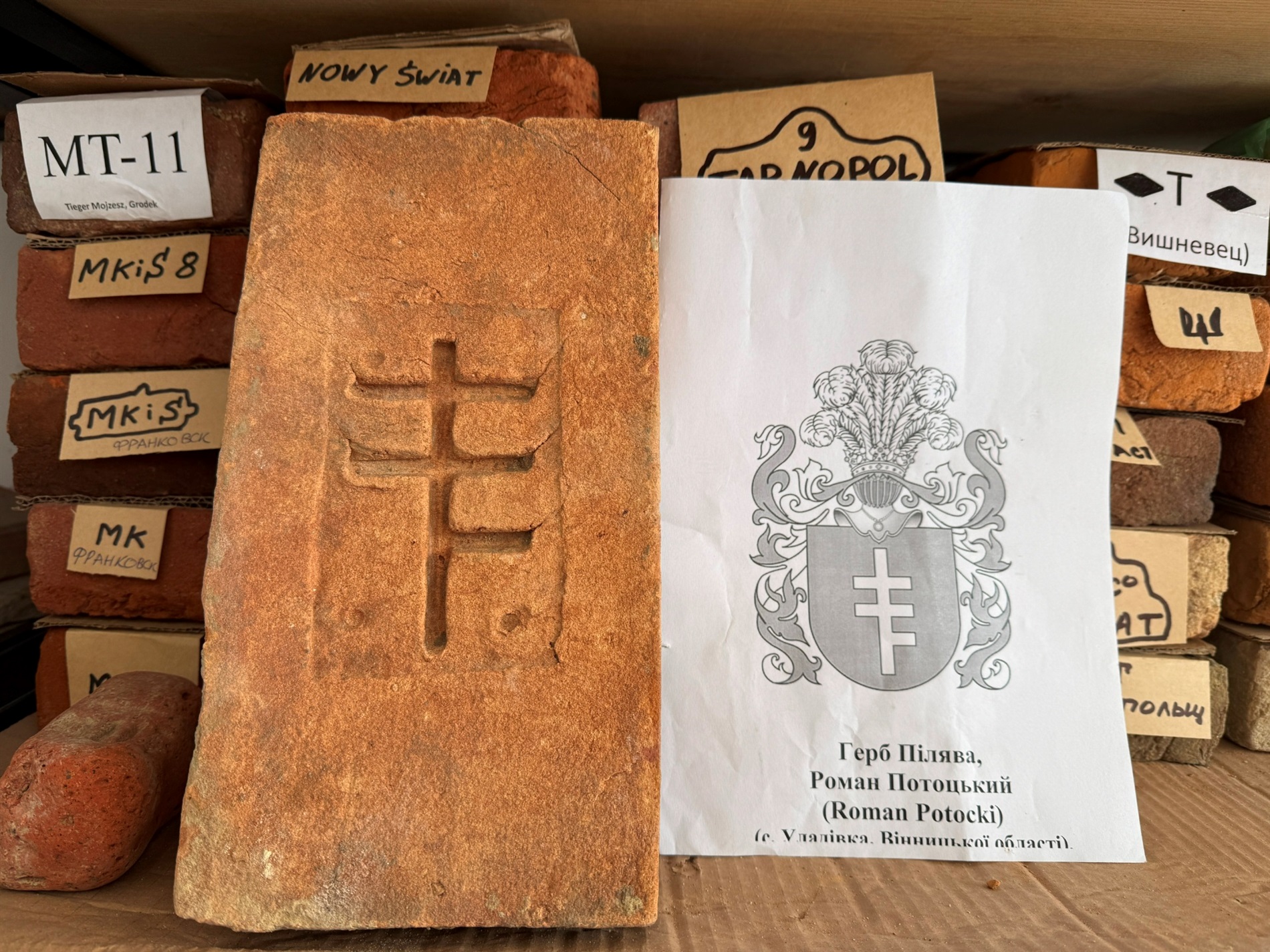 «Це все — шматки історії, яку треба зберегти»: тисяча цеглин колекціонера зі Львова