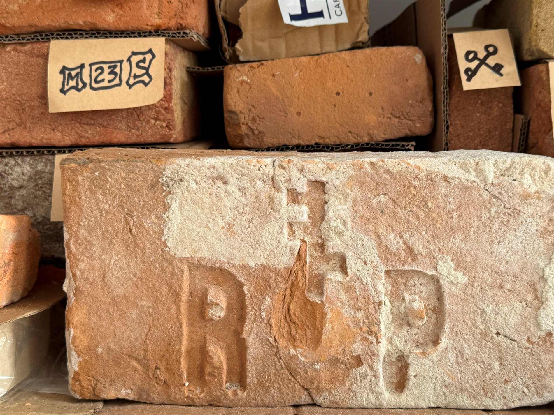 «Це все — шматки історії, яку треба зберегти»: тисяча цеглин колекціонера зі Львова