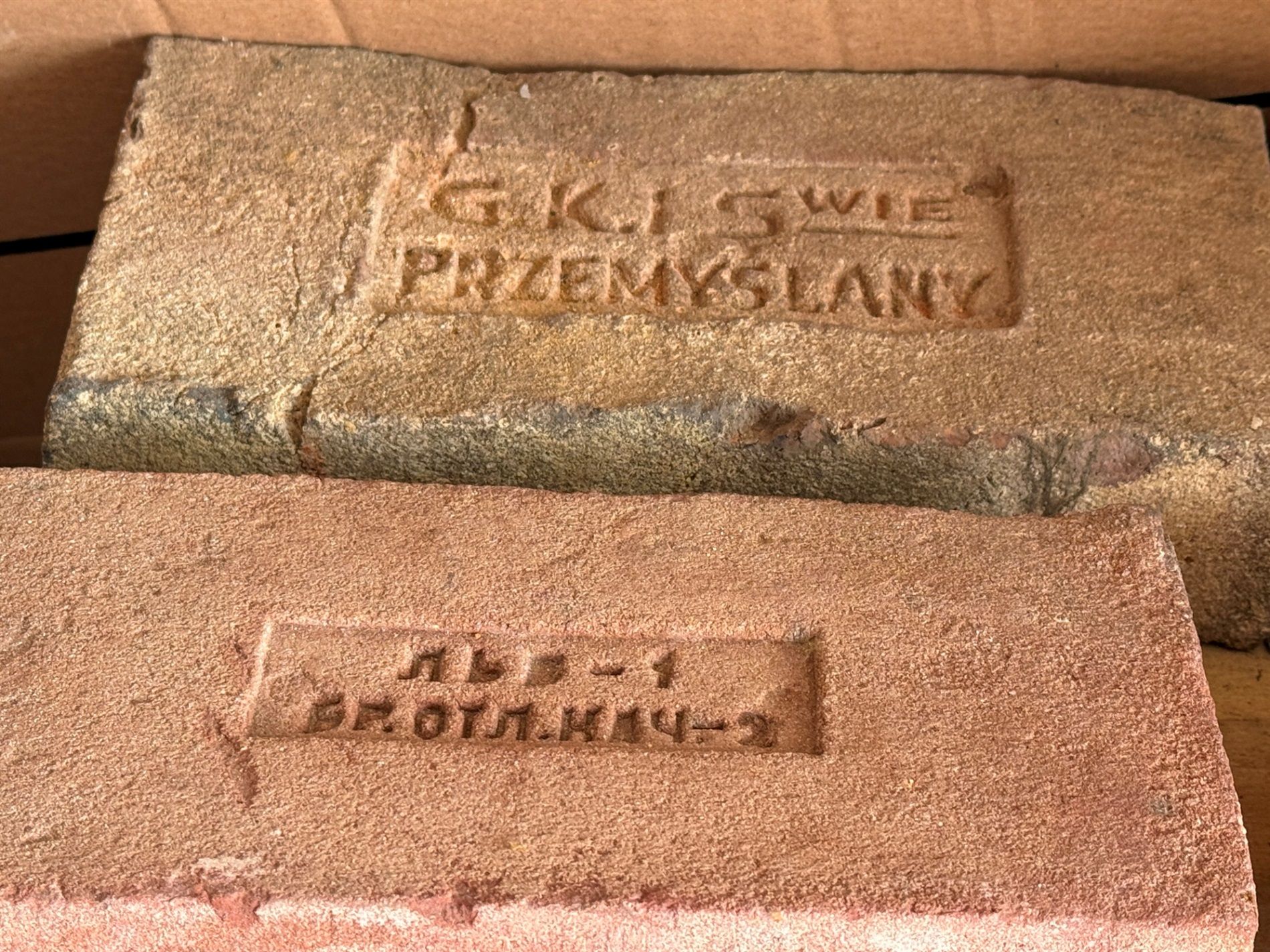 «Це все — шматки історії, яку треба зберегти»: тисяча цеглин колекціонера зі Львова