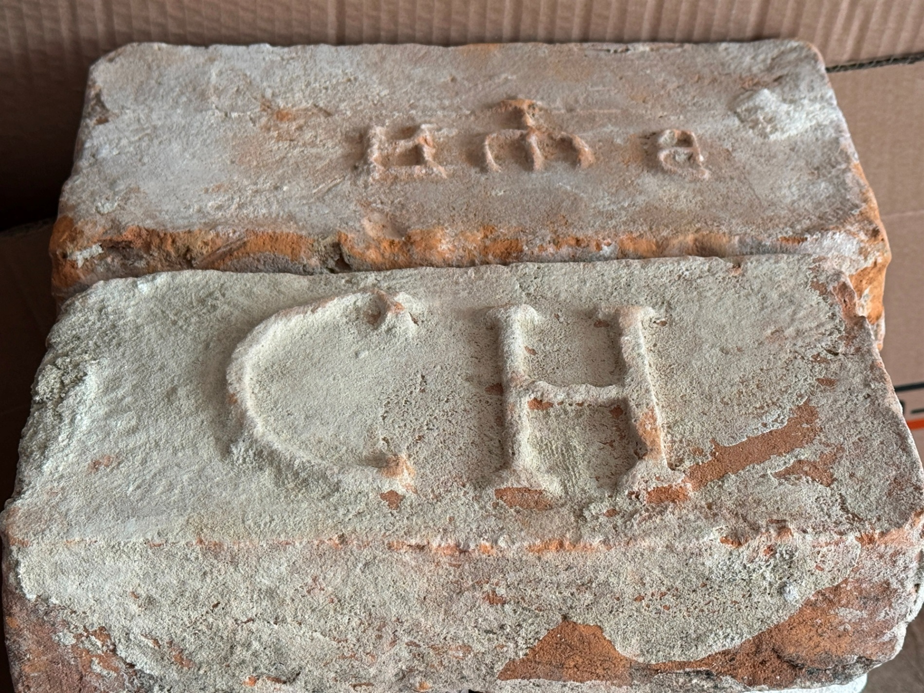 «Це все — шматки історії, яку треба зберегти»: тисяча цеглин колекціонера зі Львова