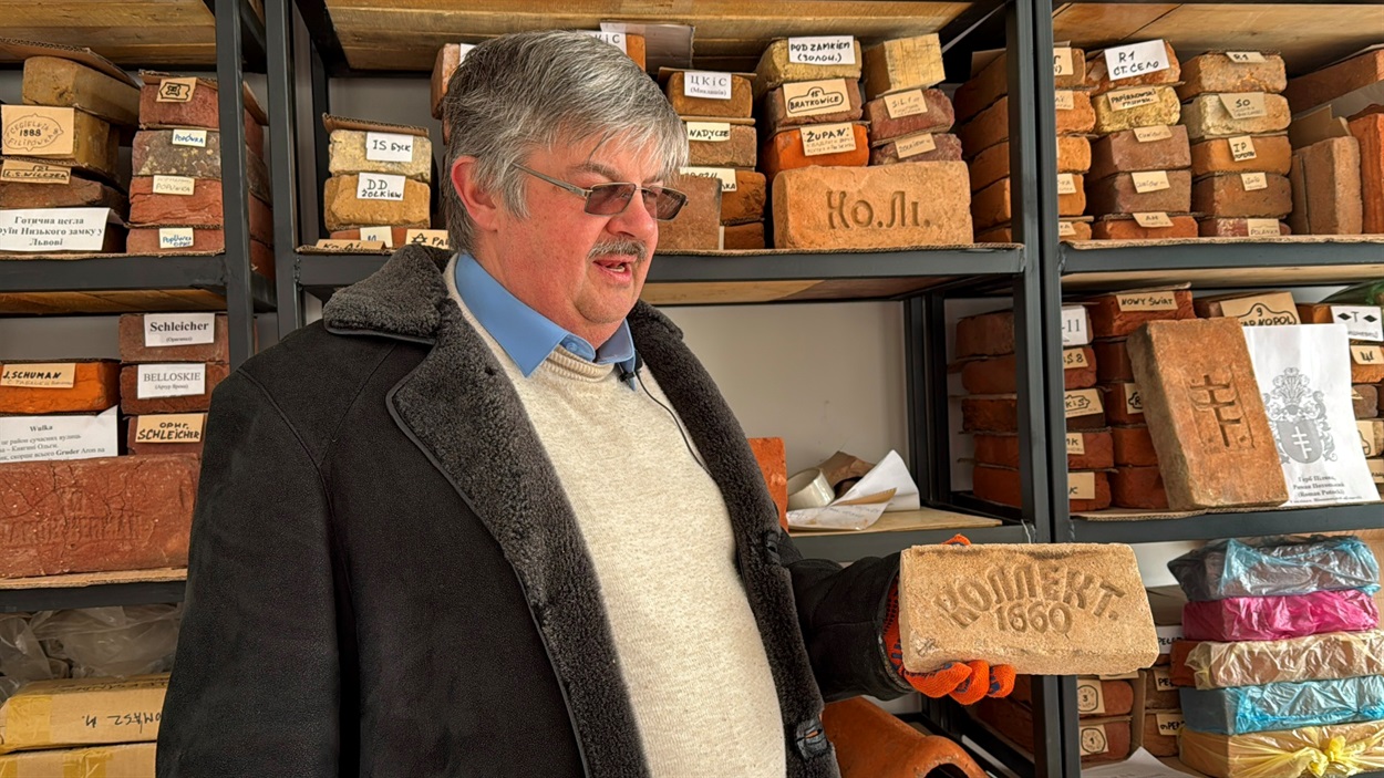 Частина колекція наразі збергіається в гаражі