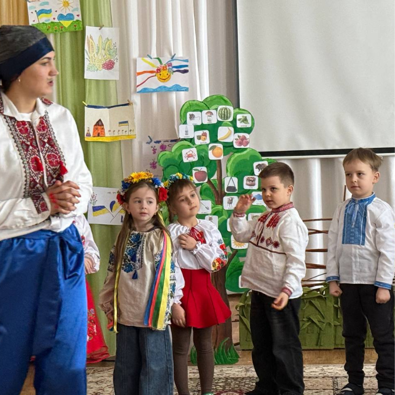 У «Ластівці» провели літературний марафон до Дня рідної мови: пишуть первомайські педагоги