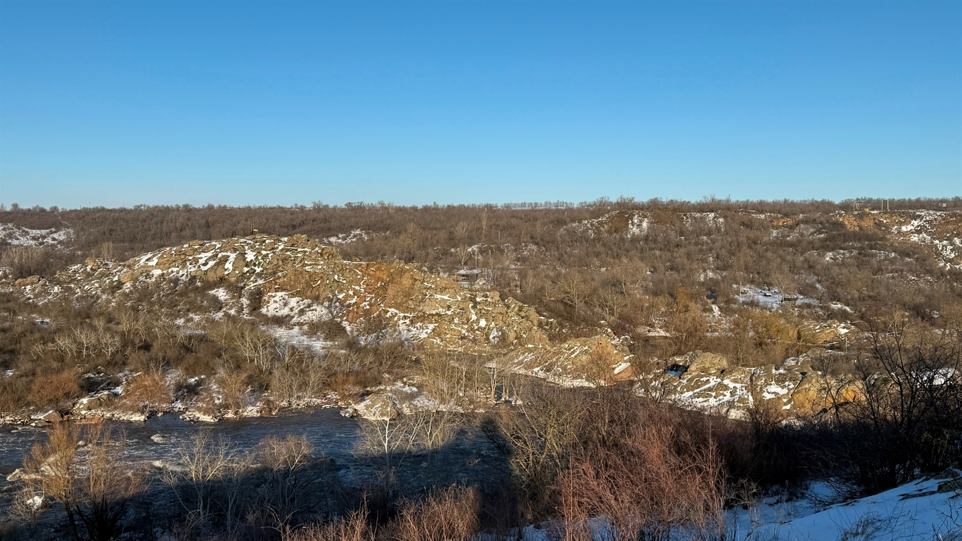 Засніжені схили та бурхливі Бузькі пороги: фотоальбом на межі зими та весни
