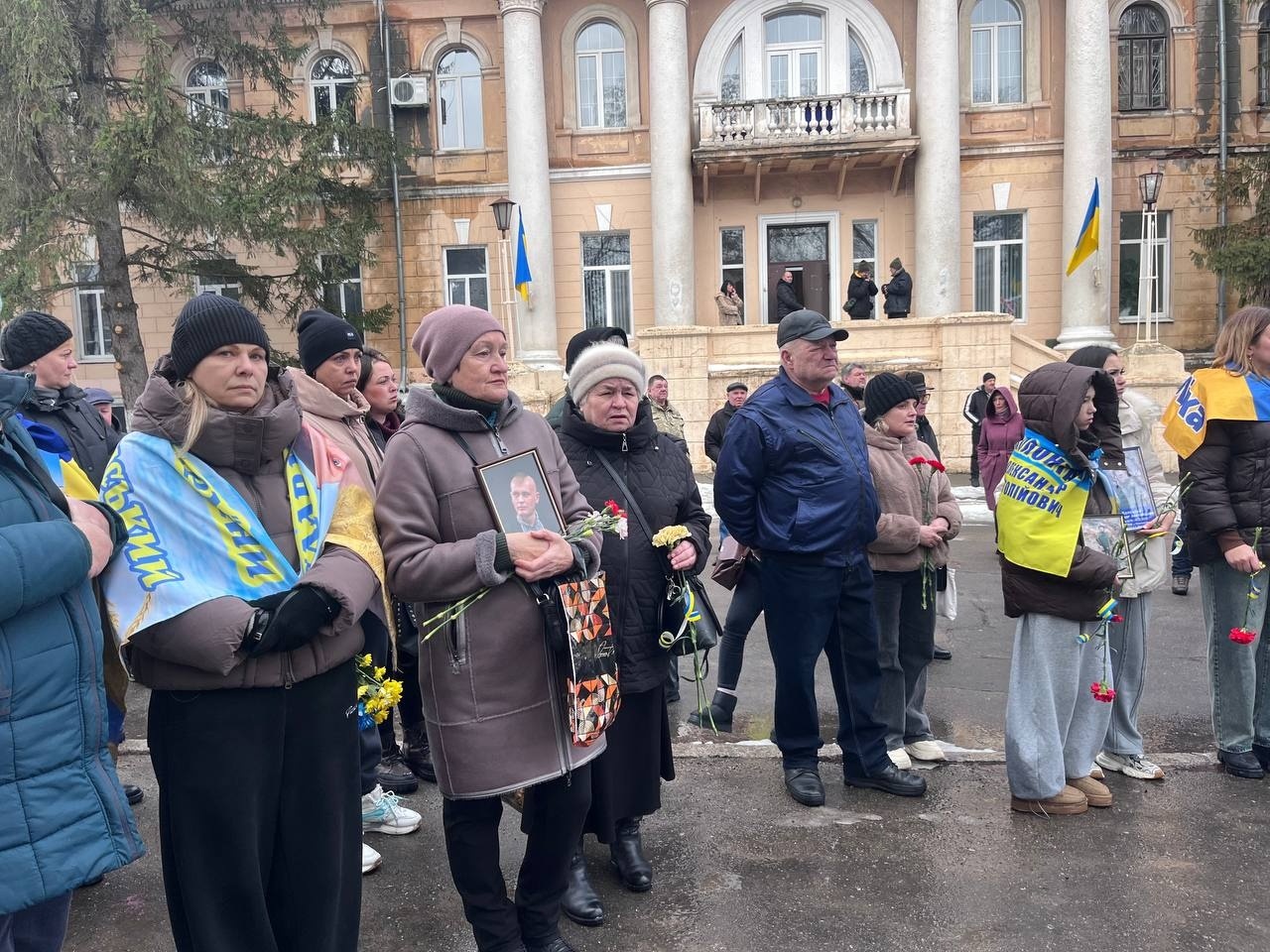 Первомайськ вшанував жертв війни у четверту річницю повномасштабного вторгнення