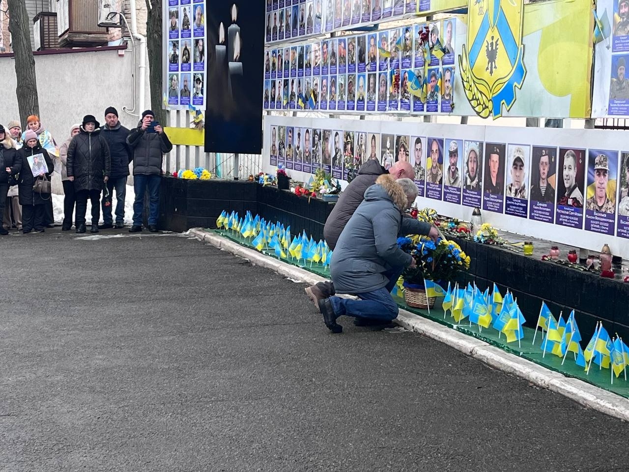 Первомайськ вшанував жертв війни у четверту річницю повномасштабного вторгнення