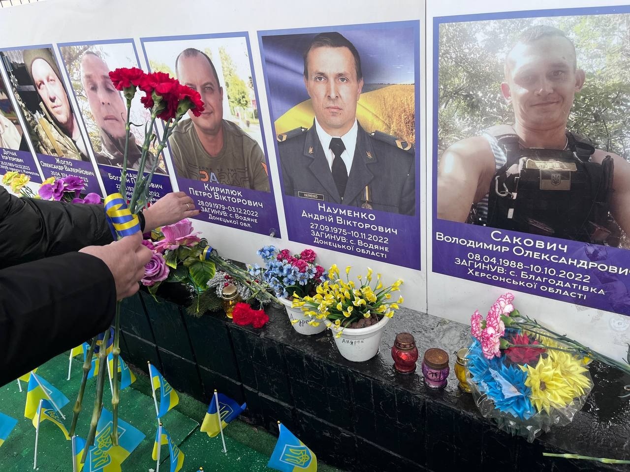 Первомайськ вшанував жертв війни у четверту річницю повномасштабного вторгнення
