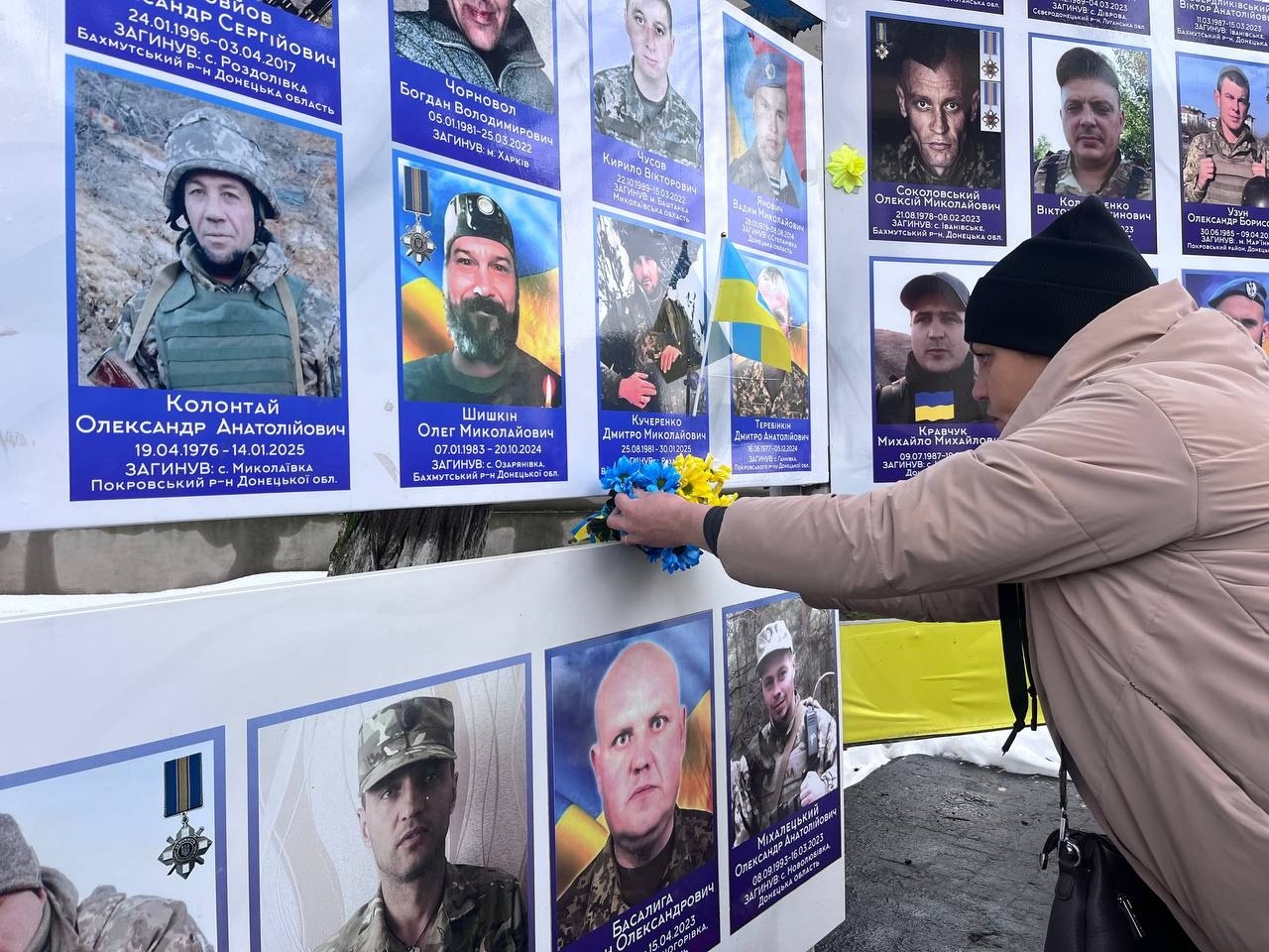 Первомайськ вшанував жертв війни у четверту річницю повномасштабного вторгнення