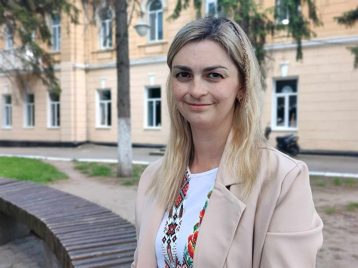 Весна, що оберігає: Первомайський краєзнавчий музей запрошує на виставку мікровишивки Наталія Білоус