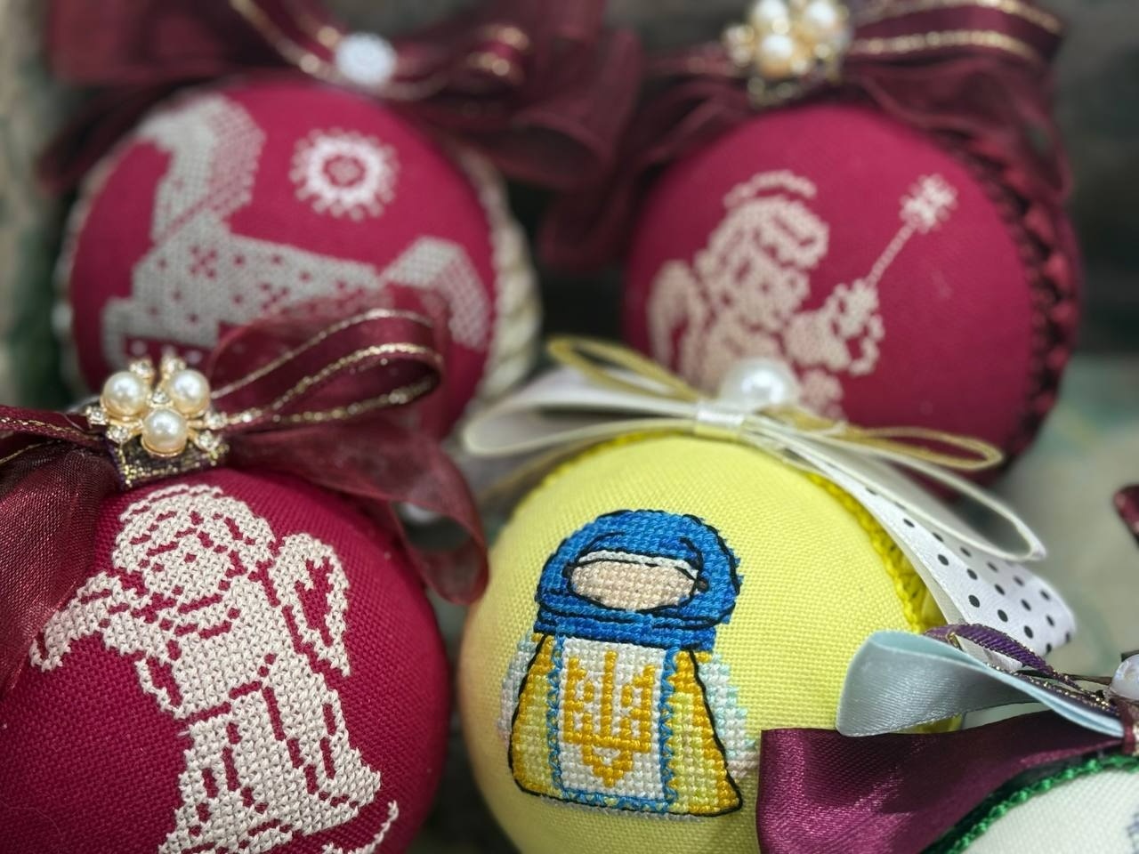 Обереги в мініатюрі: у Первомайську відкрили виставку мікровишивки Наталії Білоус
