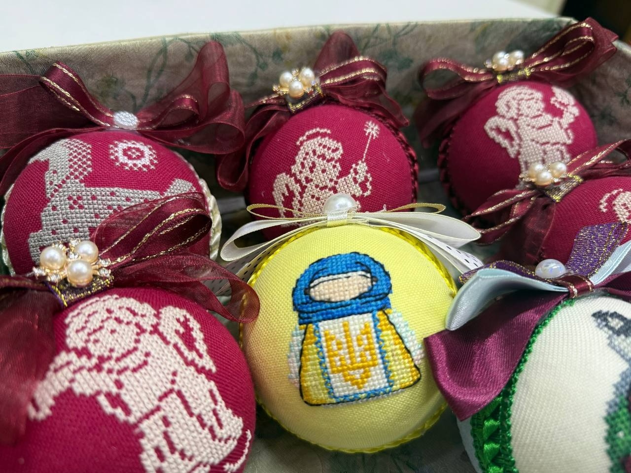 Обереги в мініатюрі: у Первомайську відкрили виставку мікровишивки Наталії Білоус