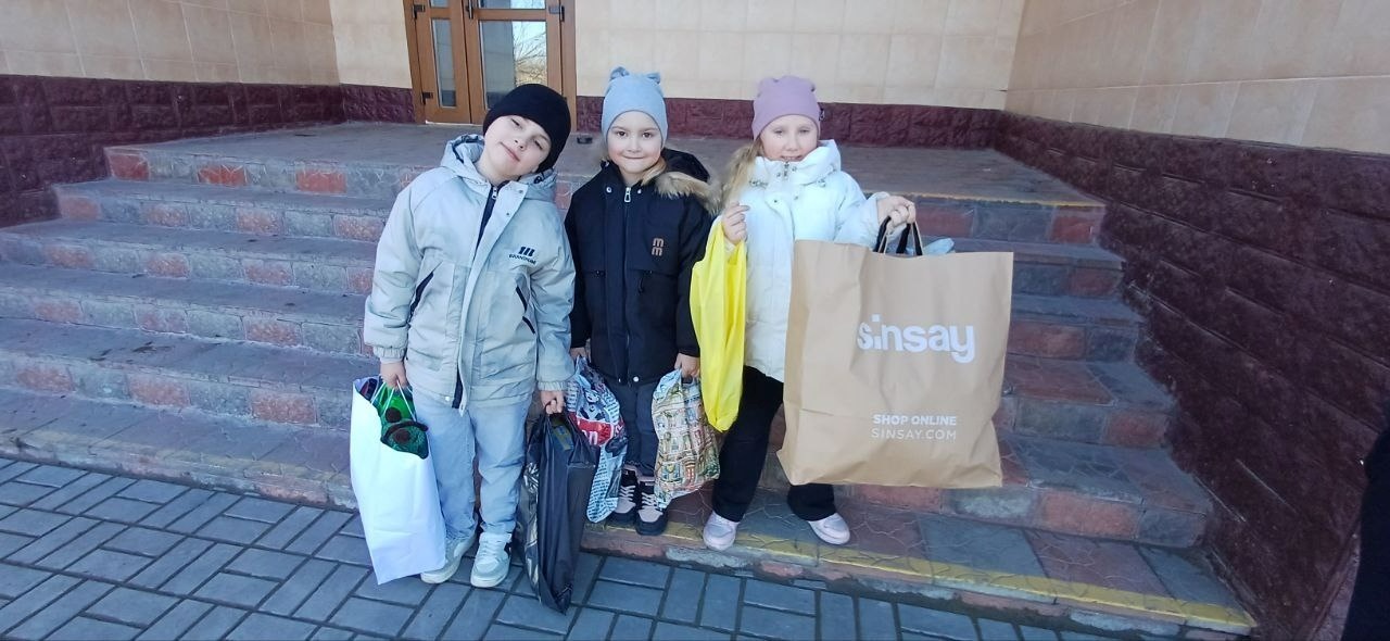 «Подаруй усмішку»: юні натуралісти Первомайська зібрали подарунки для дітей зі спеціальної школи