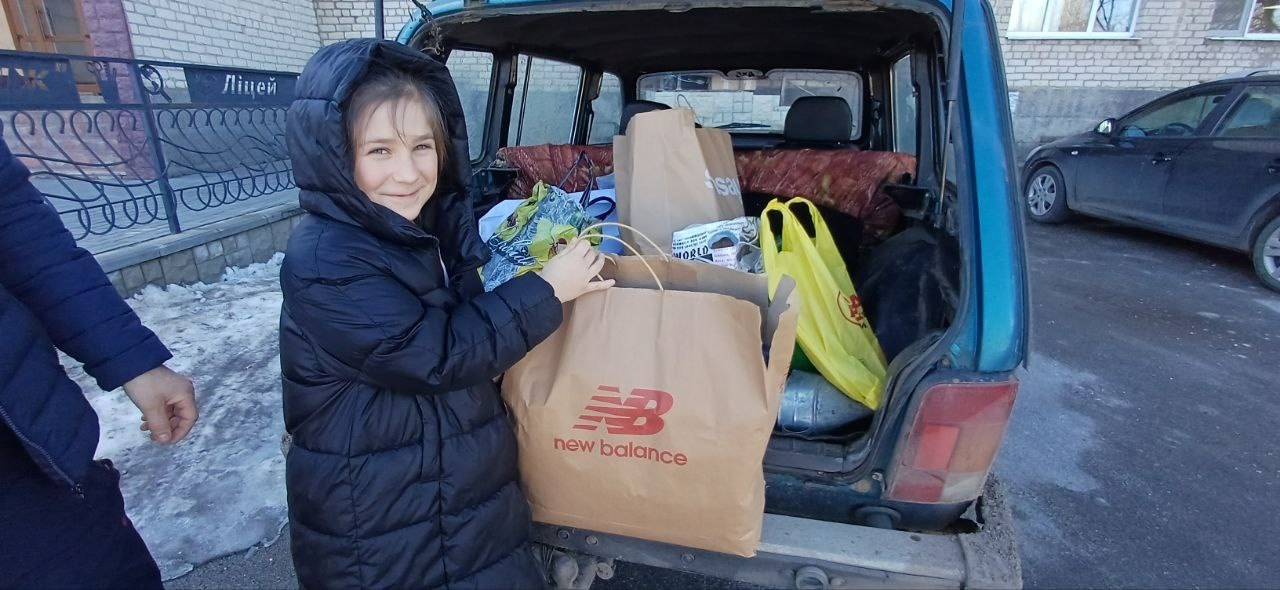 «Подаруй усмішку»: юні натуралісти Первомайська зібрали подарунки для дітей зі спеціальної школи