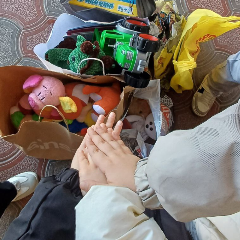 «Подаруй усмішку»: юні натуралісти Первомайська зібрали подарунки для дітей зі спеціальної школи