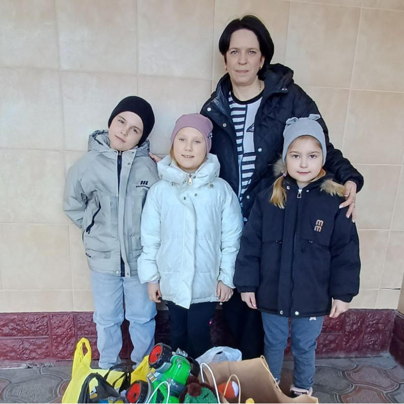 «Подаруй усмішку»: юні натуралісти Первомайська зібрали подарунки для дітей зі спеціальної школи