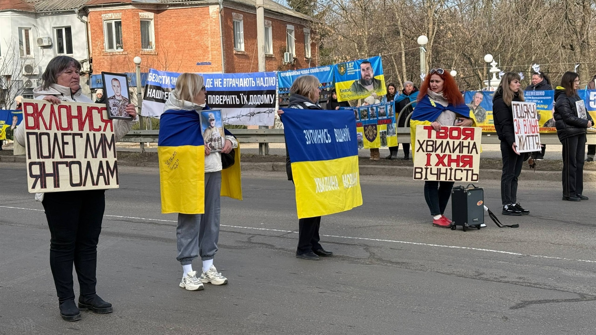 «Полон вбиває. Не мовчи»: Первомайськ знову вийшов на мирну вуличну акцію