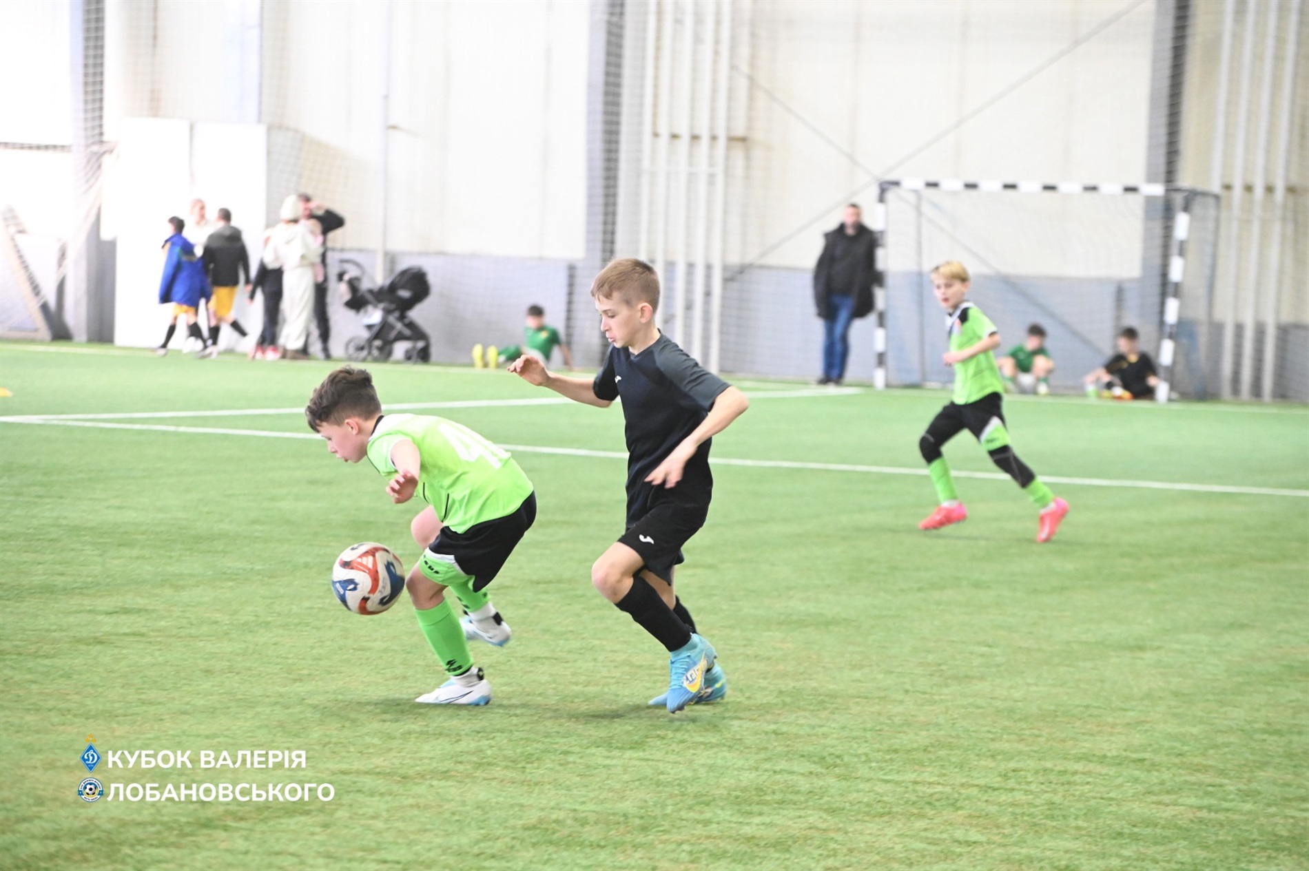 Побачили дорослих динамівців, зіграли з юними. Вихідні у столиці для первомайських футболістів