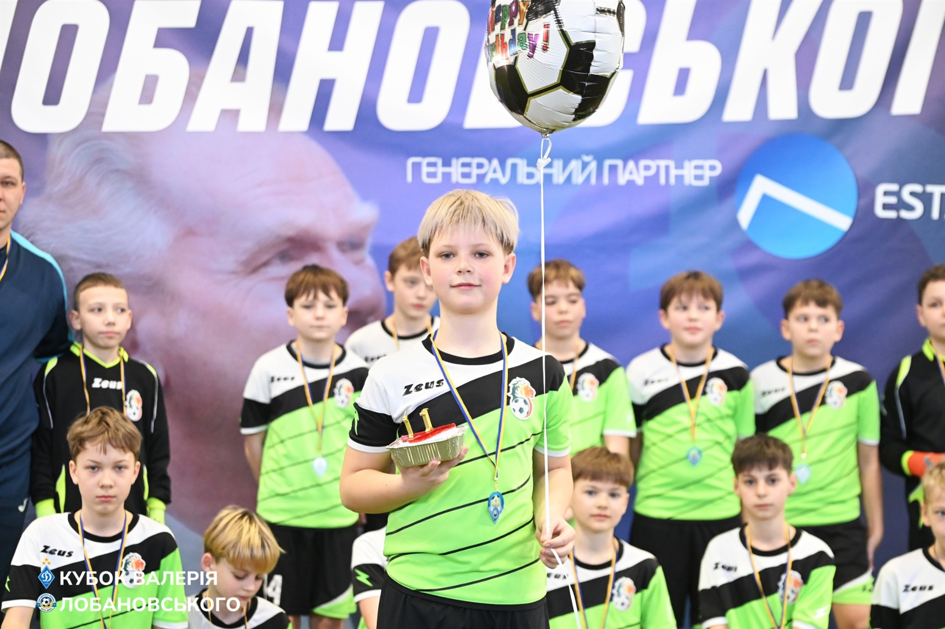 Побачили дорослих динамівців, зіграли з юними. Вихідні у столиці для первомайських футболістів