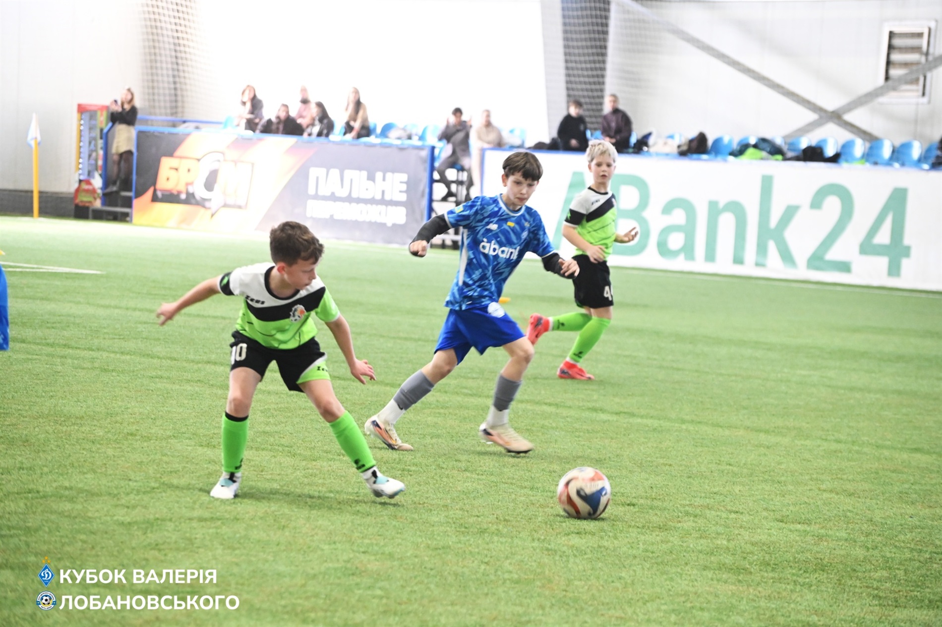 Побачили дорослих динамівців, зіграли з юними. Вихідні у столиці для первомайських футболістів