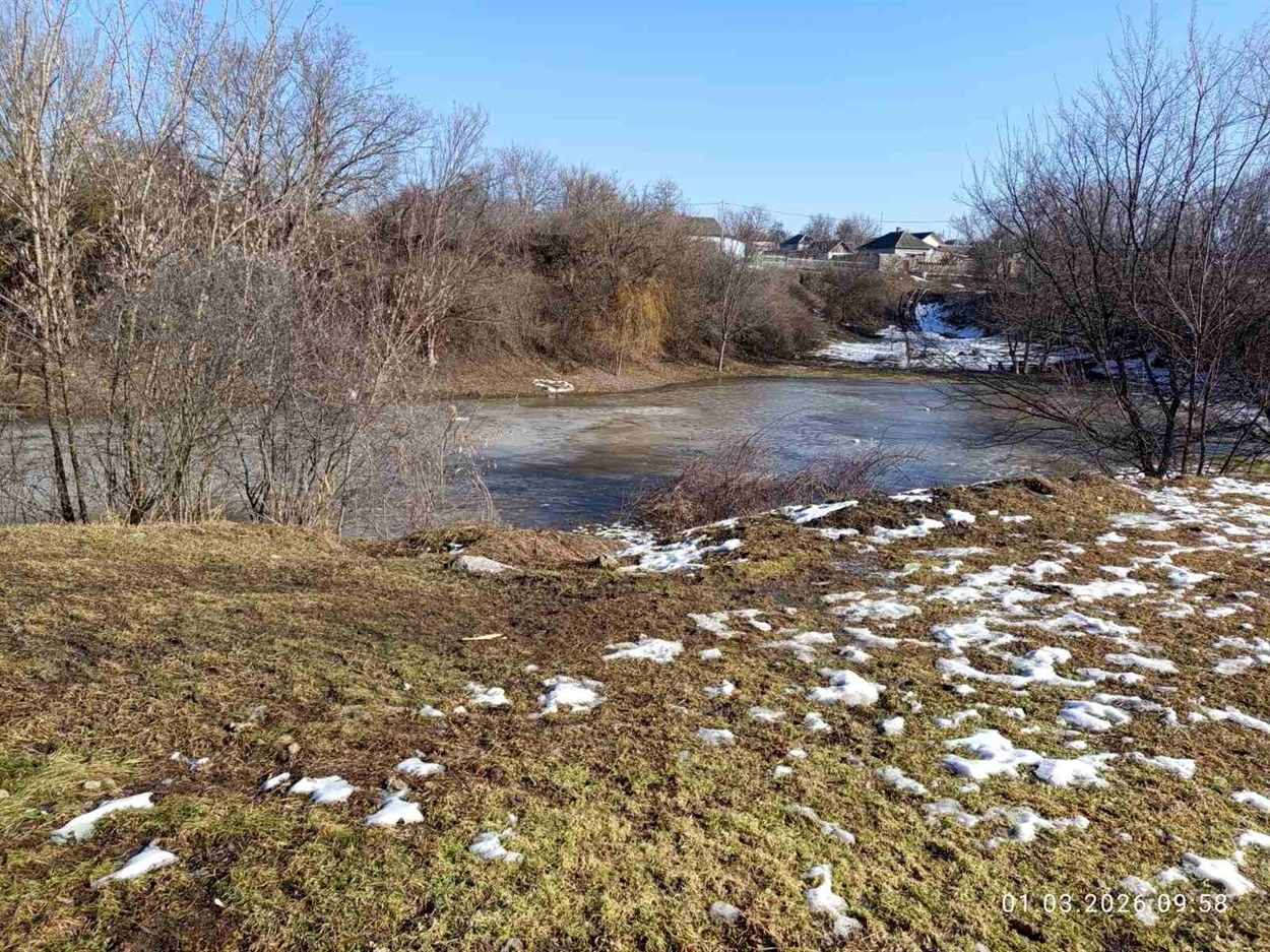 У селі є глинище