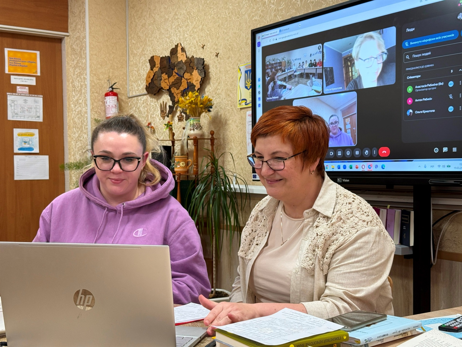 «Коли говорити про поезію, як не навесні»: поетична зустріч у Первомайську із гостею зі Львівщини