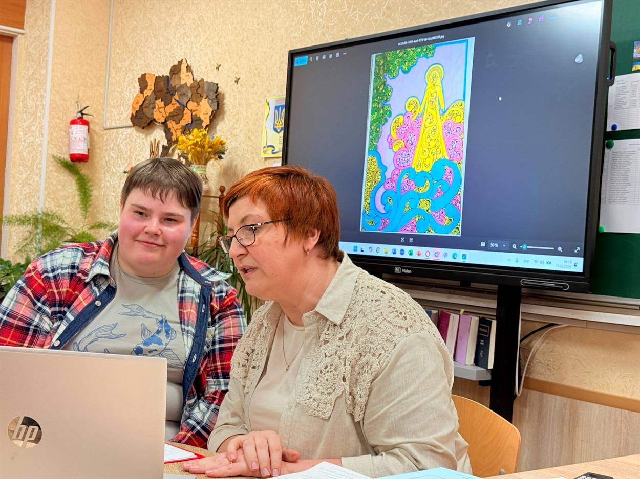 Олександра Трифоноа та Анастасія Рябикіна, на екрані ілюстрація до поезії «Зв'язок»