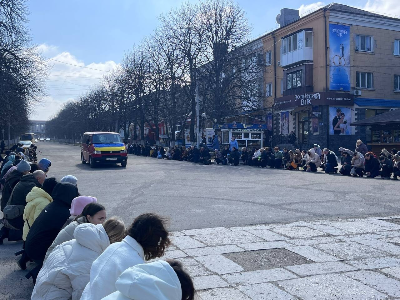 Первомайськ попрощався із захисником: містяни провели Максима Маслюка в останню путь