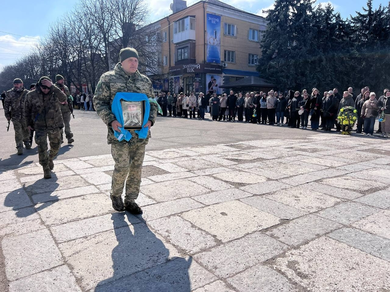 Первомайськ попрощався із захисником: містяни провели Максима Маслюка в останню путь