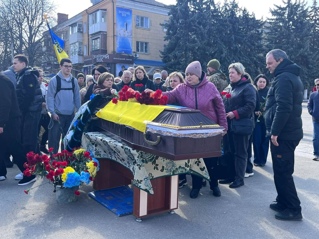 Первомайськ попрощався із захисником: містяни провели Максима Маслюка в останню путь