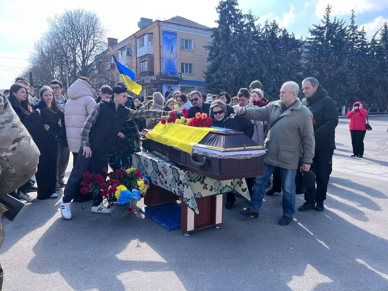 Первомайськ попрощався із захисником: містяни провели Максима Маслюка в останню путь