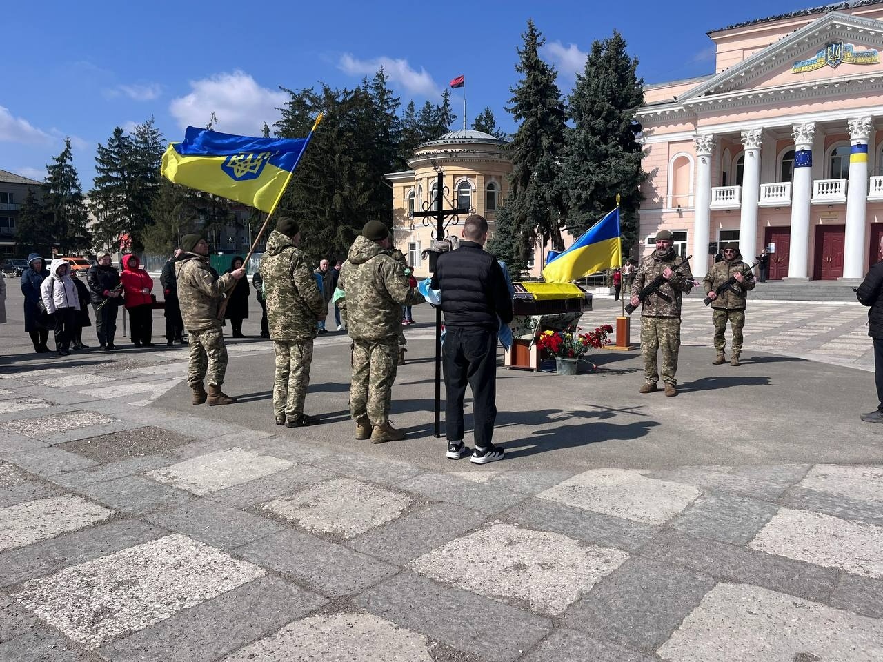 Первомайськ попрощався із захисником: містяни провели Максима Маслюка в останню путь