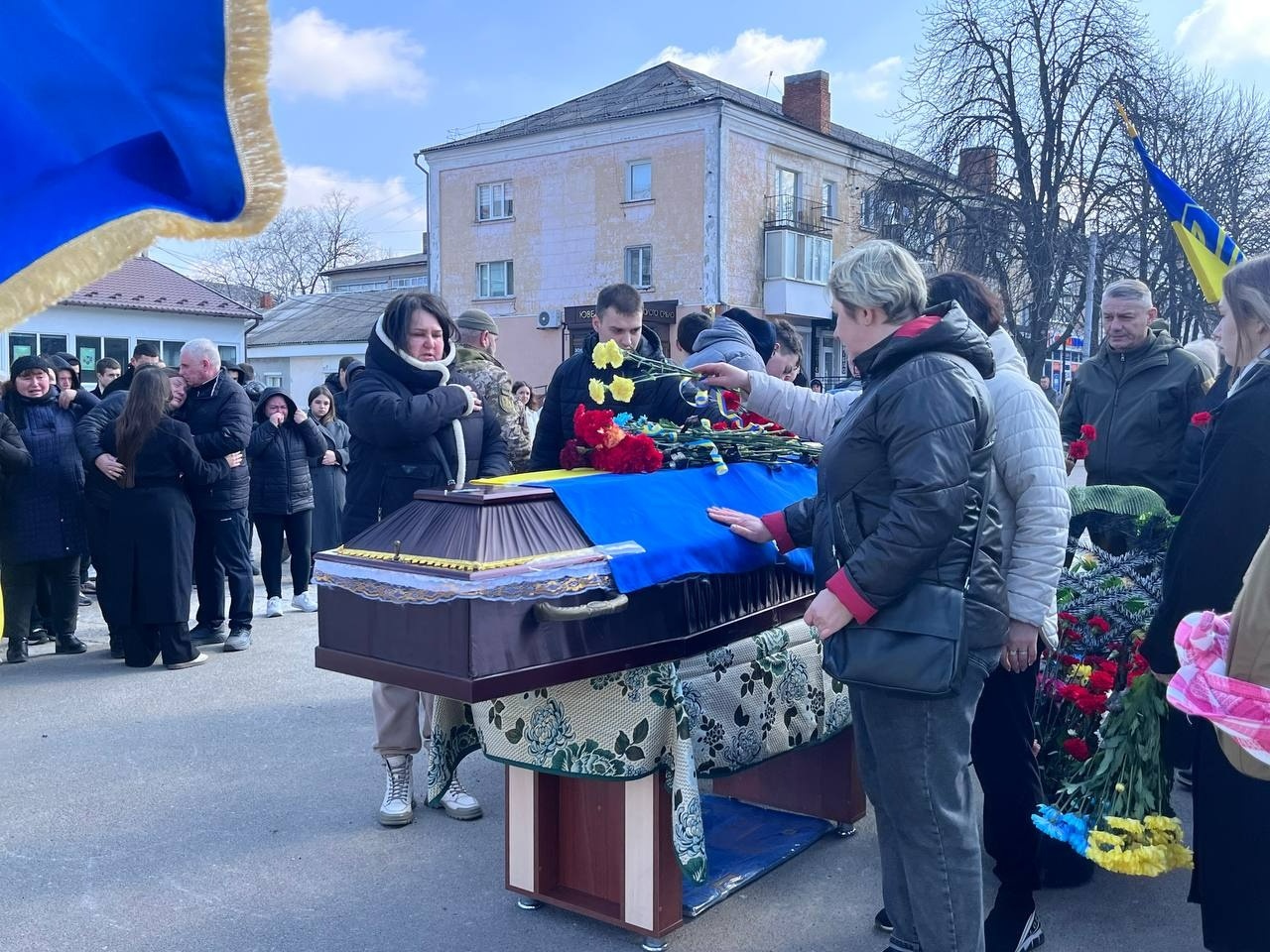 Первомайськ попрощався із захисником: містяни провели Максима Маслюка в останню путь