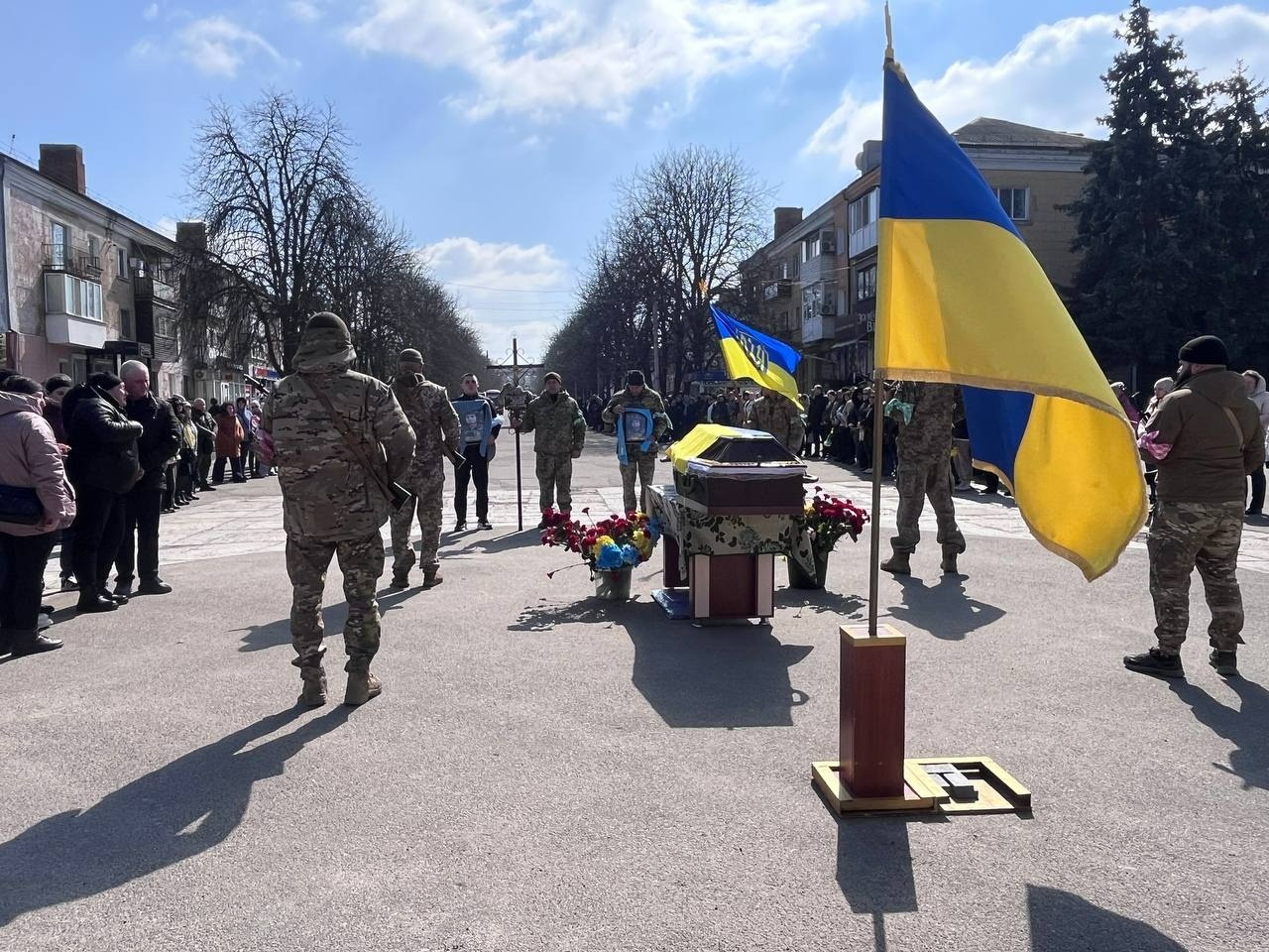 Первомайськ попрощався із захисником: містяни провели Максима Маслюка в останню путь