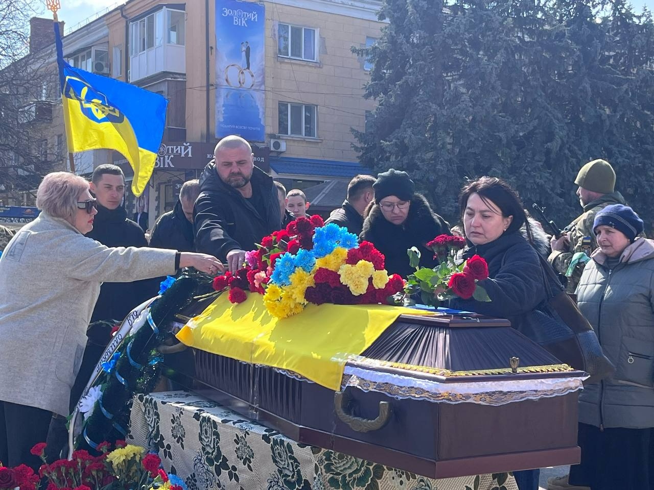 Первомайськ попрощався із захисником: містяни провели Максима Маслюка в останню путь