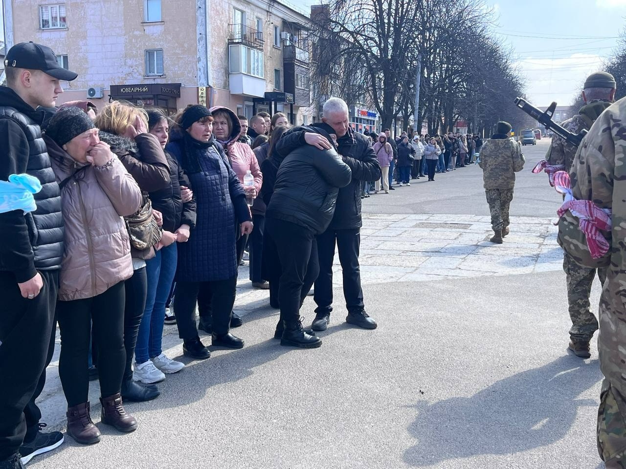 Первомайськ попрощався із захисником: містяни провели Максима Маслюка в останню путь