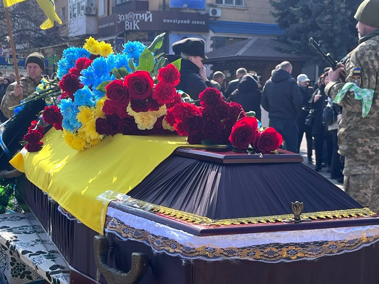 Первомайськ попрощався із захисником: містяни провели Максима Маслюка в останню путь