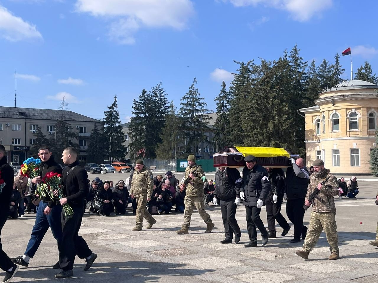 Первомайськ попрощався із захисником: містяни провели Максима Маслюка в останню путь