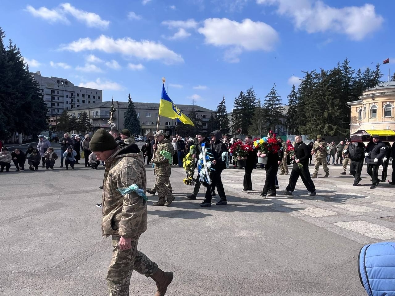 Первомайськ попрощався із захисником: містяни провели Максима Маслюка в останню путь