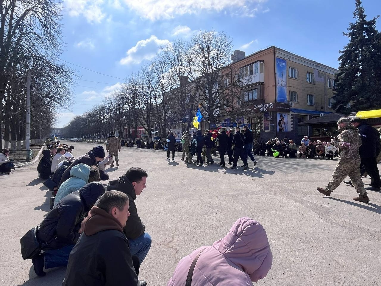 Первомайськ попрощався із захисником: містяни провели Максима Маслюка в останню путь