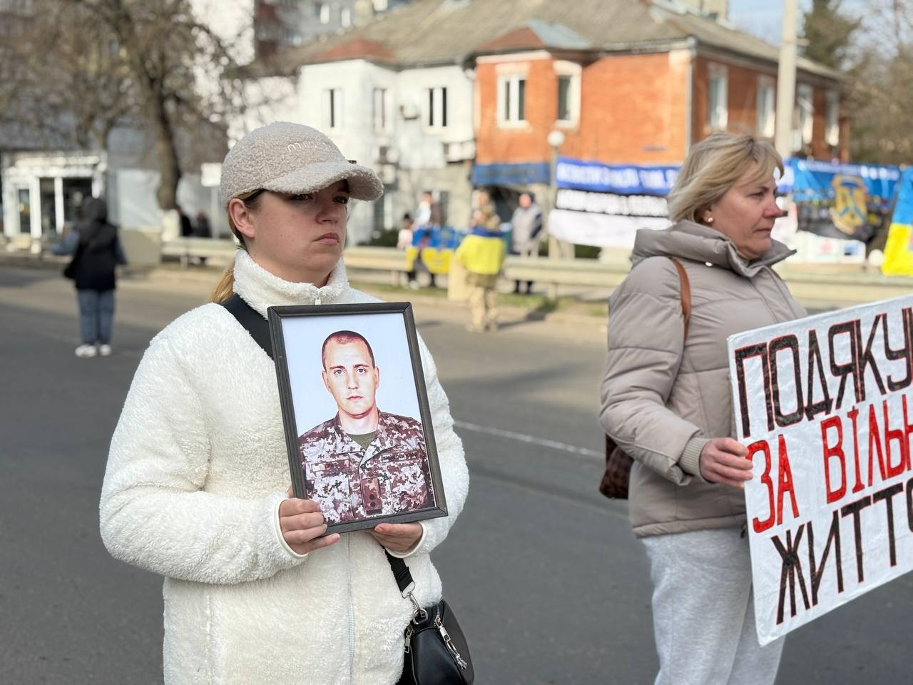 У Первомайську родини полонених і зниклих безвісти виходять на акцію, щоб не втратити надію