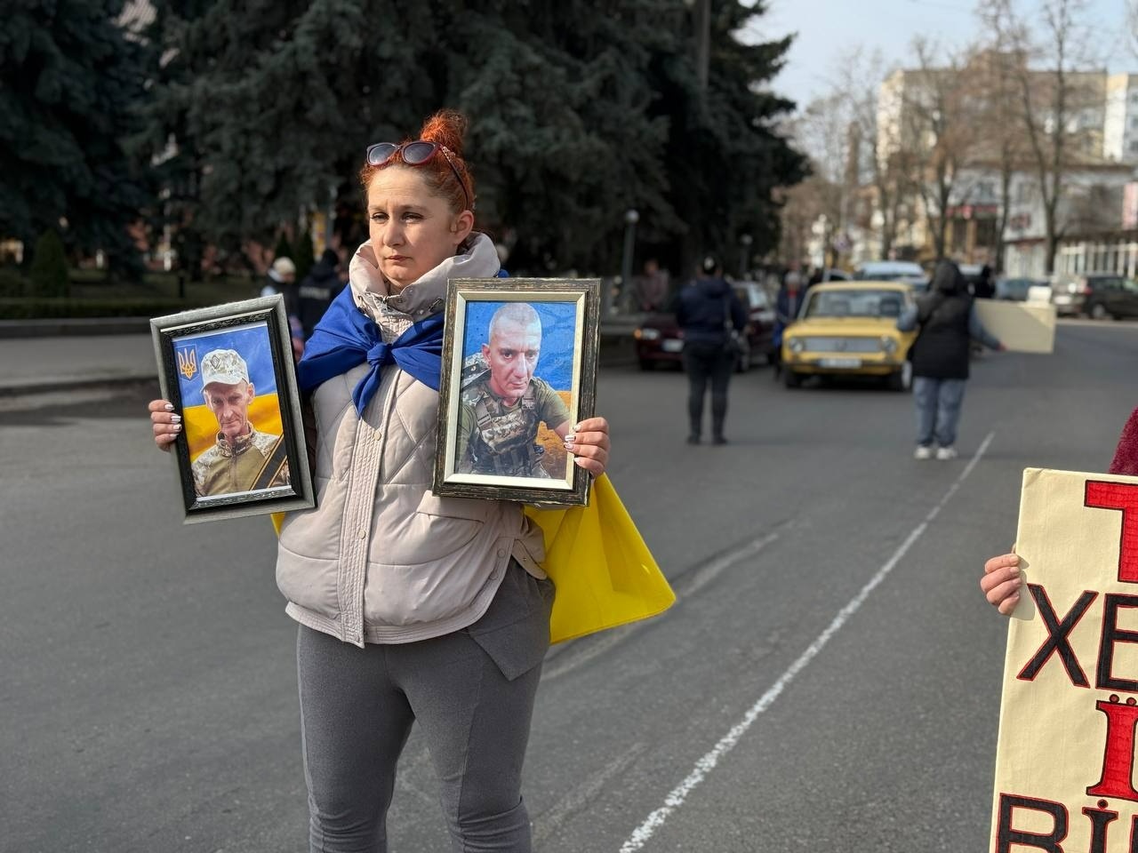 У Первомайську родини полонених і зниклих безвісти виходять на акцію, щоб не втратити надію
