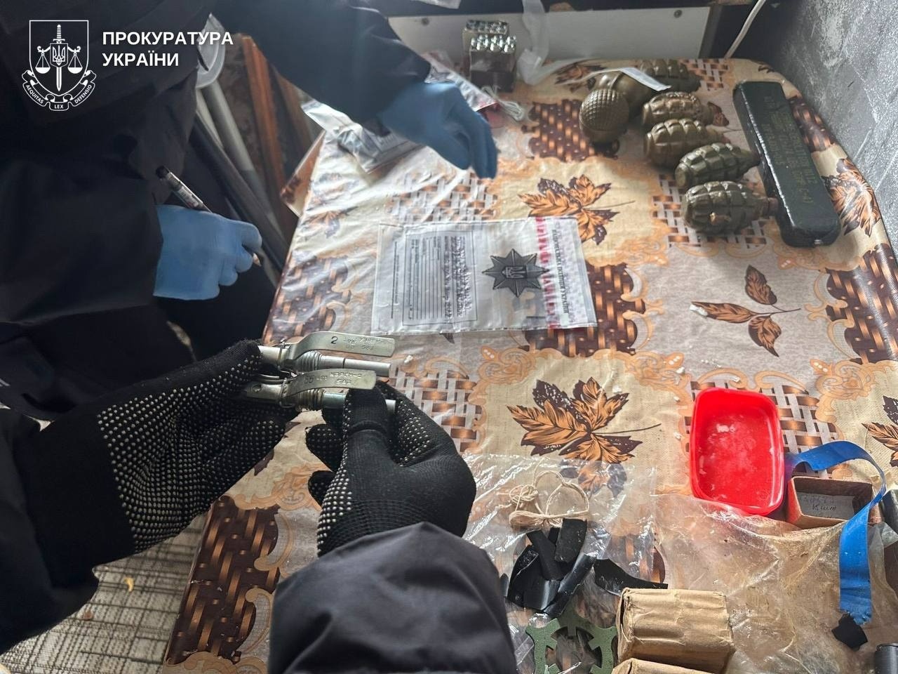 Вибух у Первомайську: чоловіка підозрюють у вбивстві дружини через посилку з вибухівкою