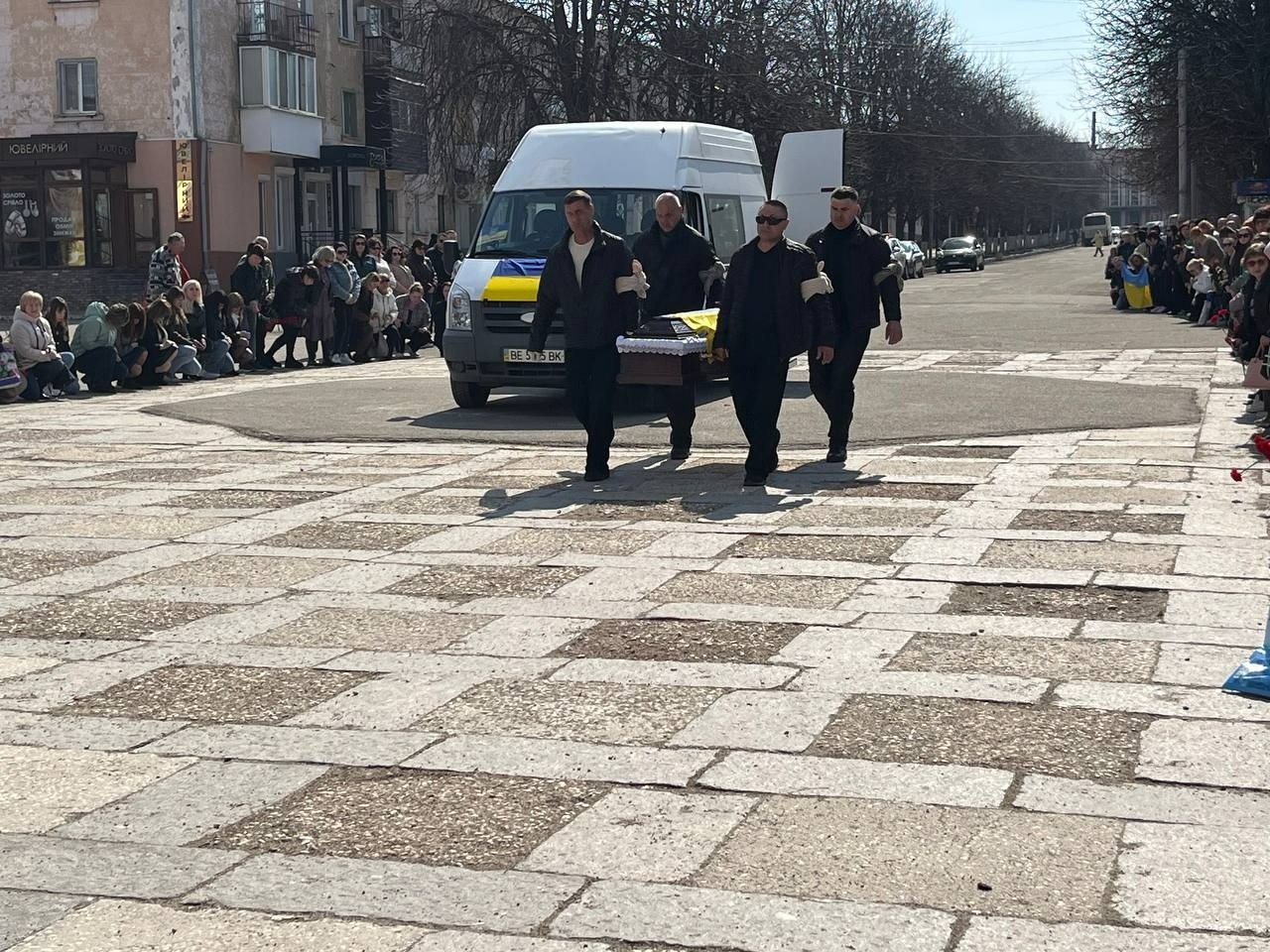 «На щиті» повернувся додому: Первомайськ провів в останню путь Дениса Ілащука
