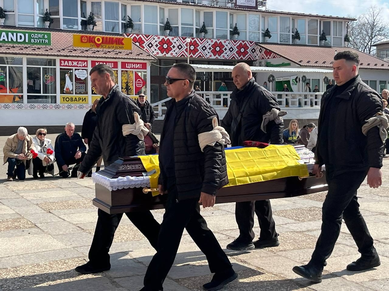 «На щиті» повернувся додому: Первомайськ провів в останню путь Дениса Ілащука