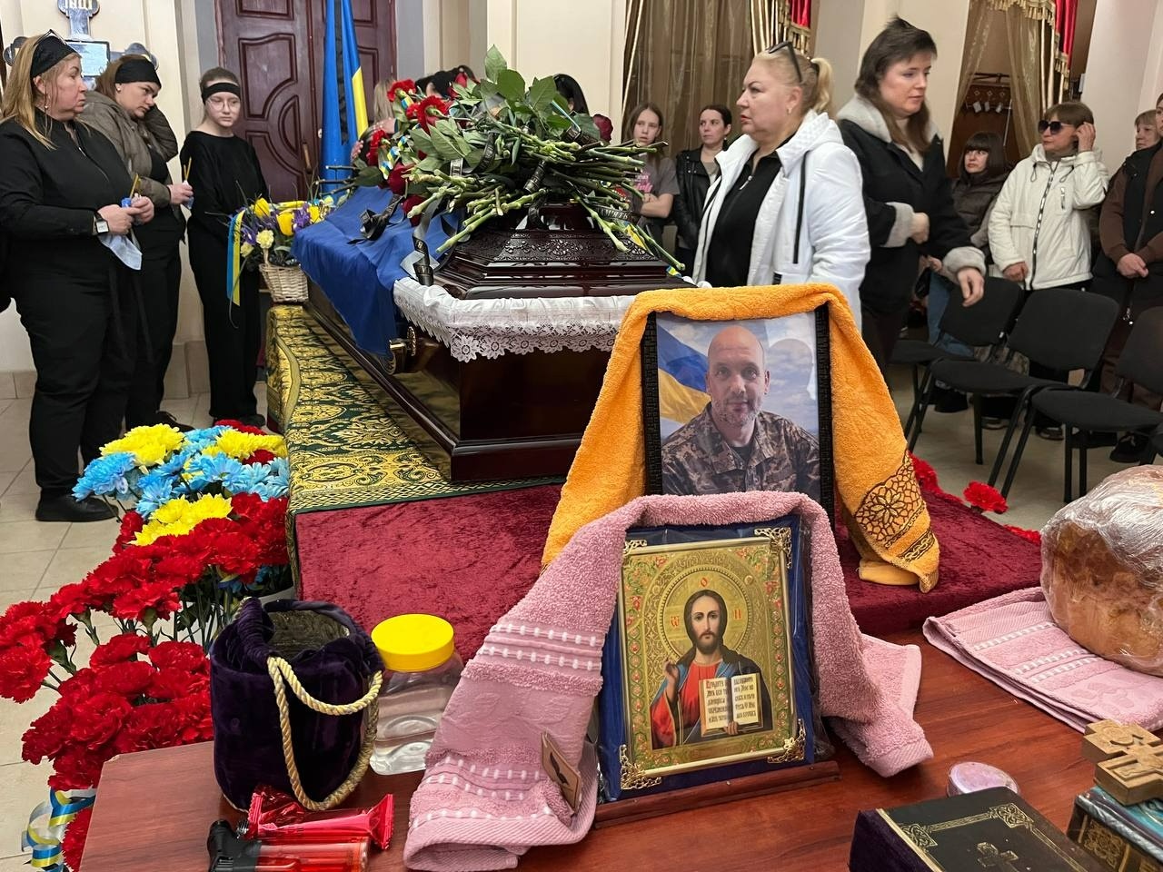 «На щиті» повернувся додому: Первомайськ провів в останню путь Дениса Ілащука
